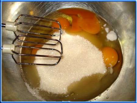 Тесто для бисквита_Взбиваем сахарный песок и 4 яйца
